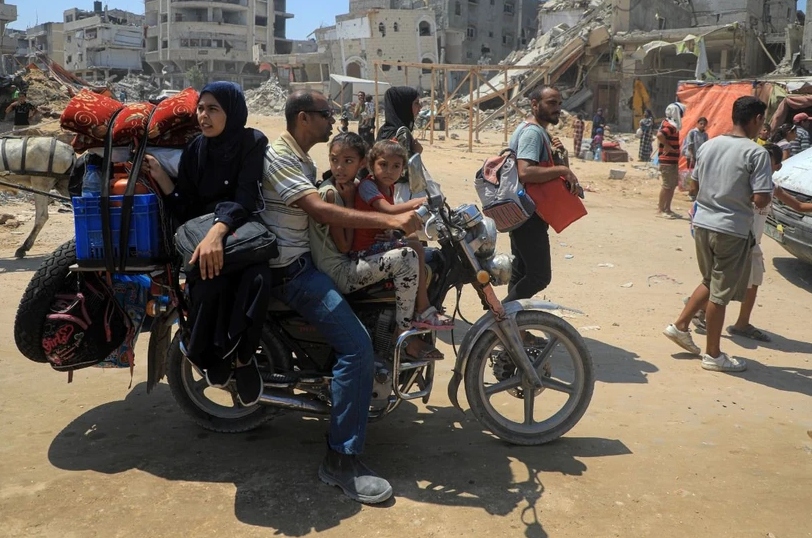 Người dân đi sơ tán tránh xung đột tại Khan Younis, Dải Gaza, ngày 22/7/2024. (Ảnh: THX/TTXVN)