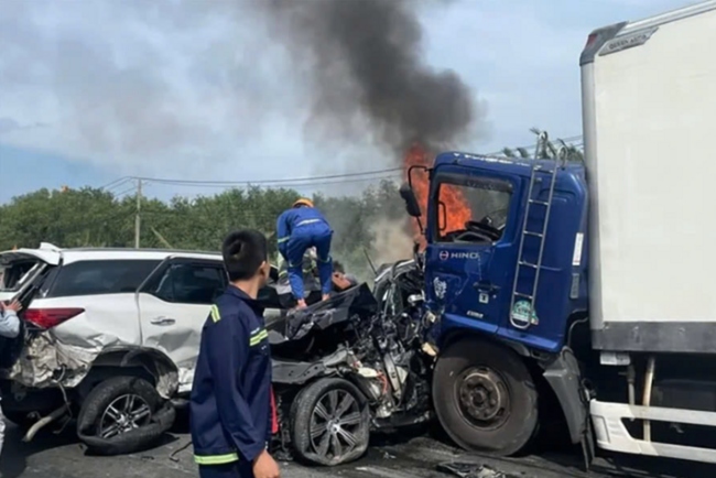 Ông Quang cùng nhiều người đi đường cắt kính ô tô, cứu tài xế an toàn. (Ảnh: TL)