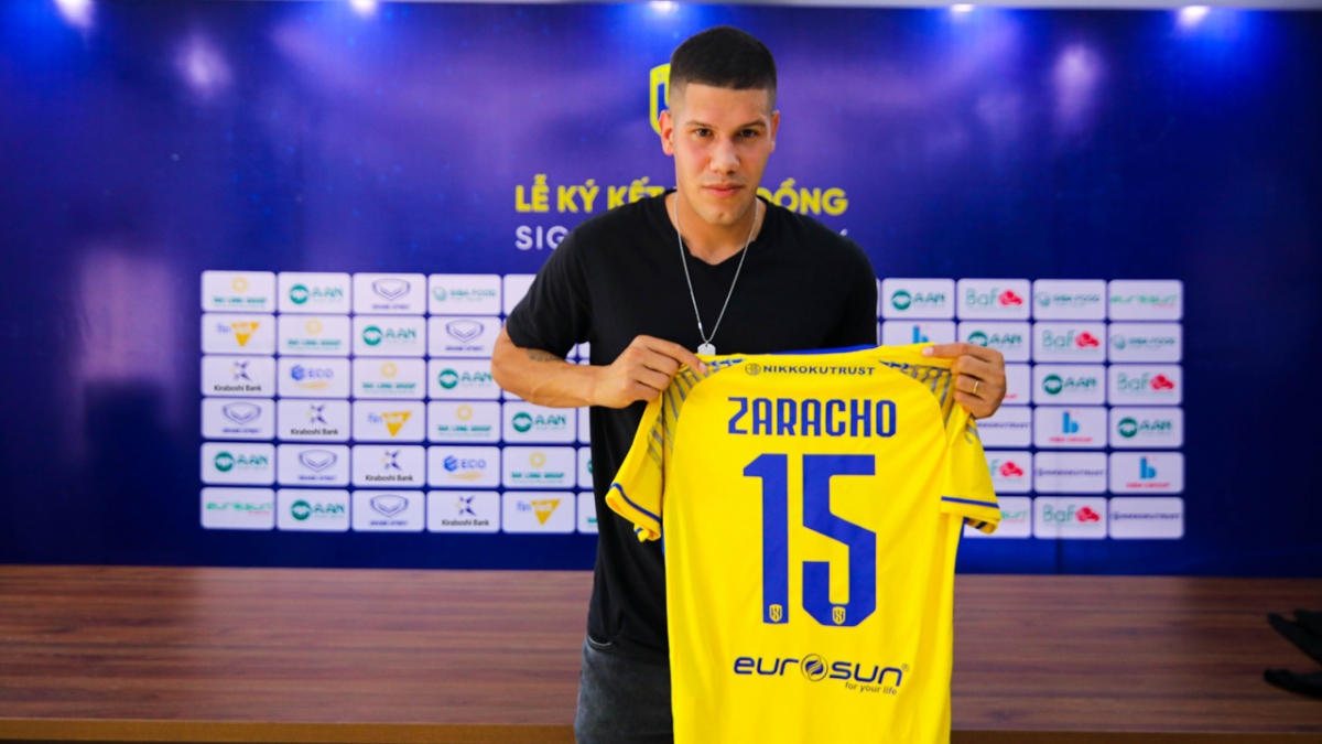 Sebastian Zaracho gia nhập SLNA để bổ sung thêm sức mạnh cho hàng phòng ngự (Ảnh: SLNA FC)