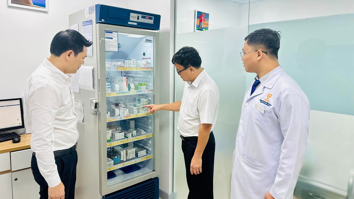 Sở Y tế kiểm tra việc dự trữ vaccine phòng dịch bệnh tại các cơ sở tiêm chủng (ảnh: MC)