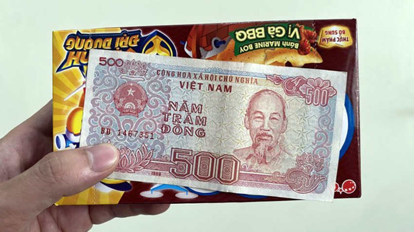 Người bán hàng tại các cửa hàng tạp hoá thường từ chối nhận tờ tiền 500 đồng và trả lại tiền thừa 500 đồng bằng 1 chiếc kẹo