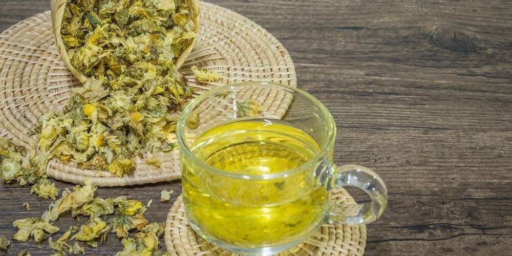 Uống trà hoa cúc giúp tăng cường sức khỏe hệ tiêu hóa. Ảnh: Istock