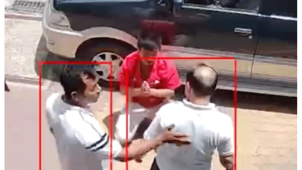 S. quỳ lạy và xin Phong bỏ qua (ảnh cắt từ video chia sẻ MXH)