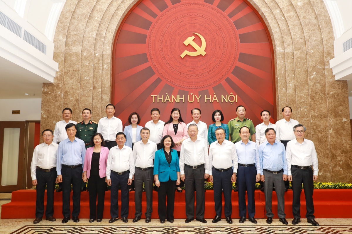 Tổng Bí thư, Chủ tịch nước Tô Lâm và các thành viên đoàn công tác chụp ảnh lưu niệm với Ban Thường vụ Thành ủy Hà Nội