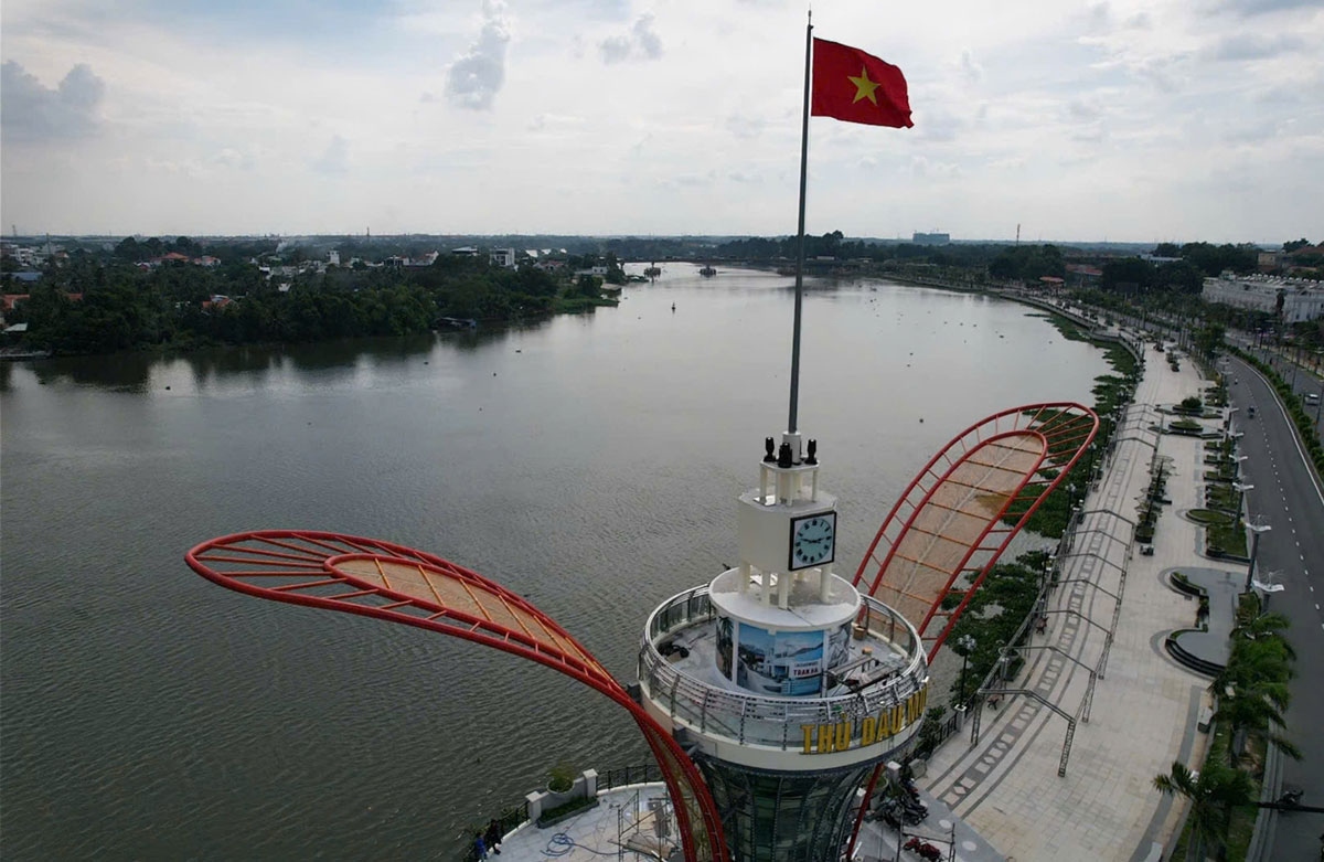Từ trên cao có thể nhìn thấy toàn cảnh sông Sài Gòn và phố đi bộ Bạch Đằng (ảnh: ĐC)