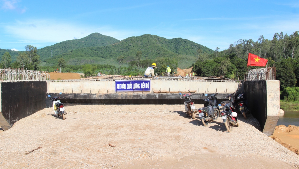 Thi công cầu trên dự án đường tránh phía Nam thị trấn Phú Phong, huyện Tây Sơn, tỉnh Bình Định