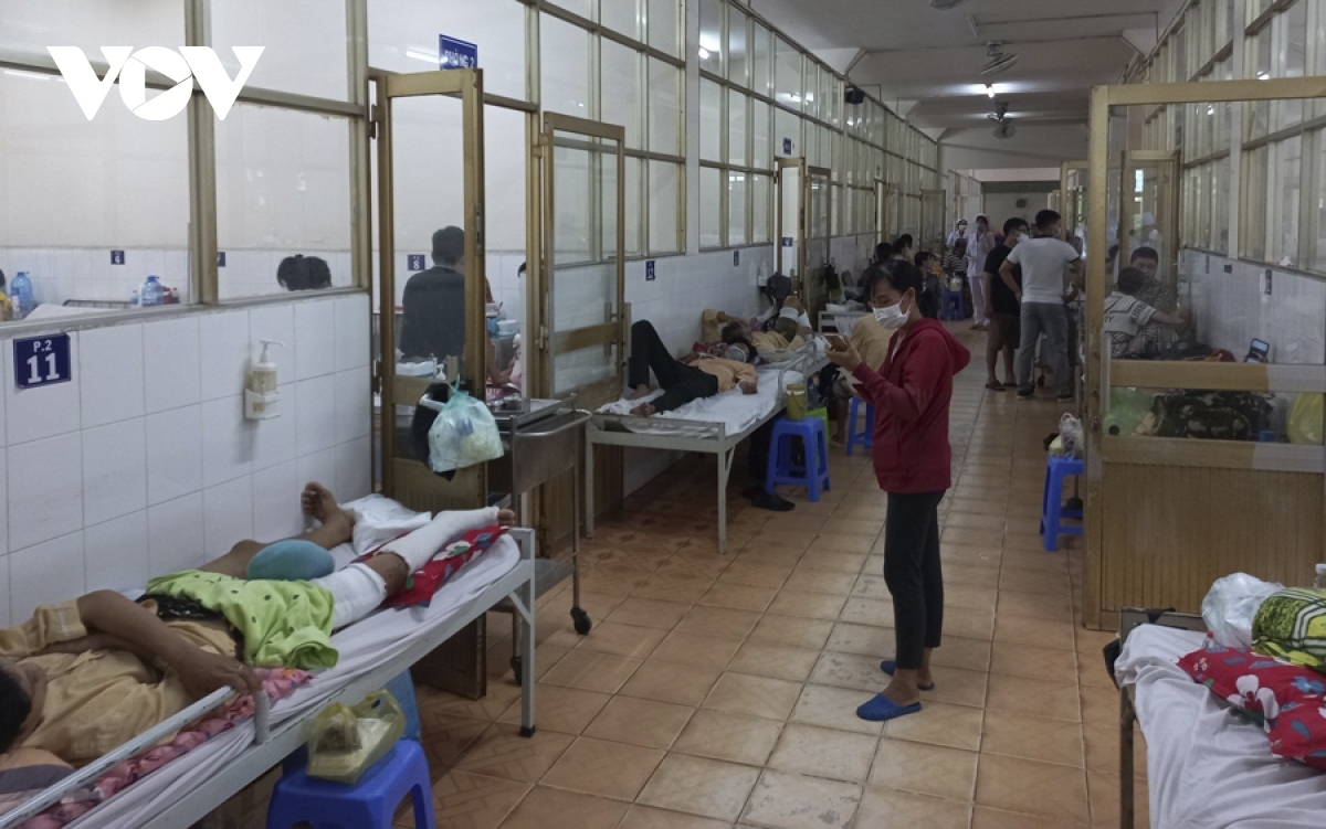 Thiếu thuốc, vật tư y tế khiến người bệnh tham gia BHYT phải "gánh" chi phí khám chữa bệnh (ảnh: Thiên Lý)
