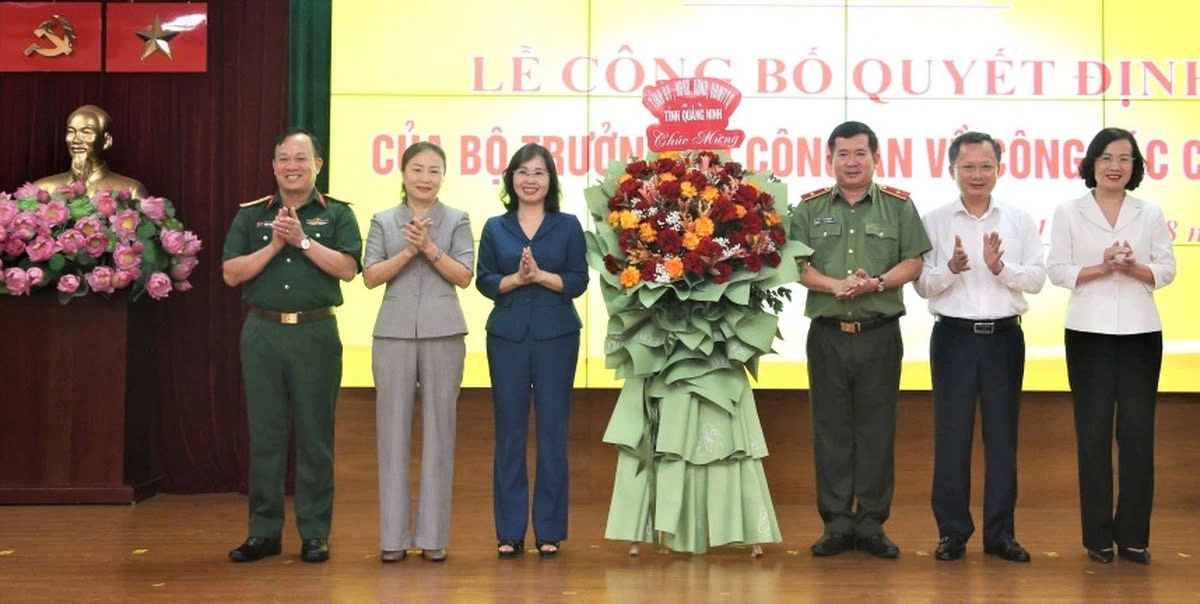 Lãnh đạo Tỉnh ủy, HĐND, UBND tỉnh Quảng Ninh tặng hoa chúc mừng Thiếu tướng Đinh Văn Nơi, Cục trưởng Cục An ninh chính trị nội bộ, Bộ Công an.