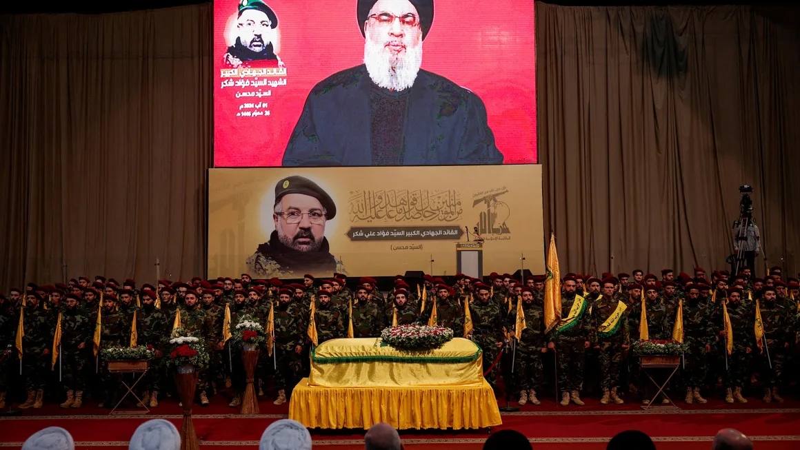 Hình ảnh thủ lĩnh Hezbollah Hassan Nasrallah xuất hiện trên màn hình khi ông phát biểu trước người ủng hộ trong tang lễ chỉ huy cấp cao Hezbollah ngày 1/8/2024. Ảnh: Reuters