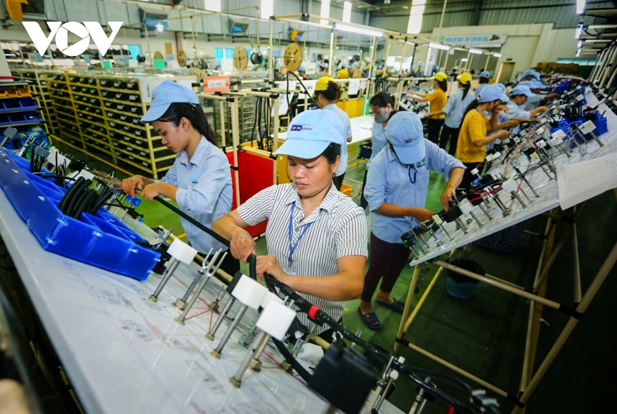 Công nhân làm việc tại khu công nghiệp ở Bắc Giang
