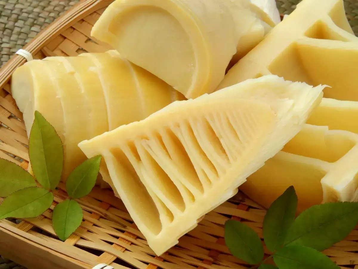 Ăn măng chế biến không đúng cách có thể ức chế quá trình hô hấp tế bào và gây tổn thương gan. Ảnh: Times of India