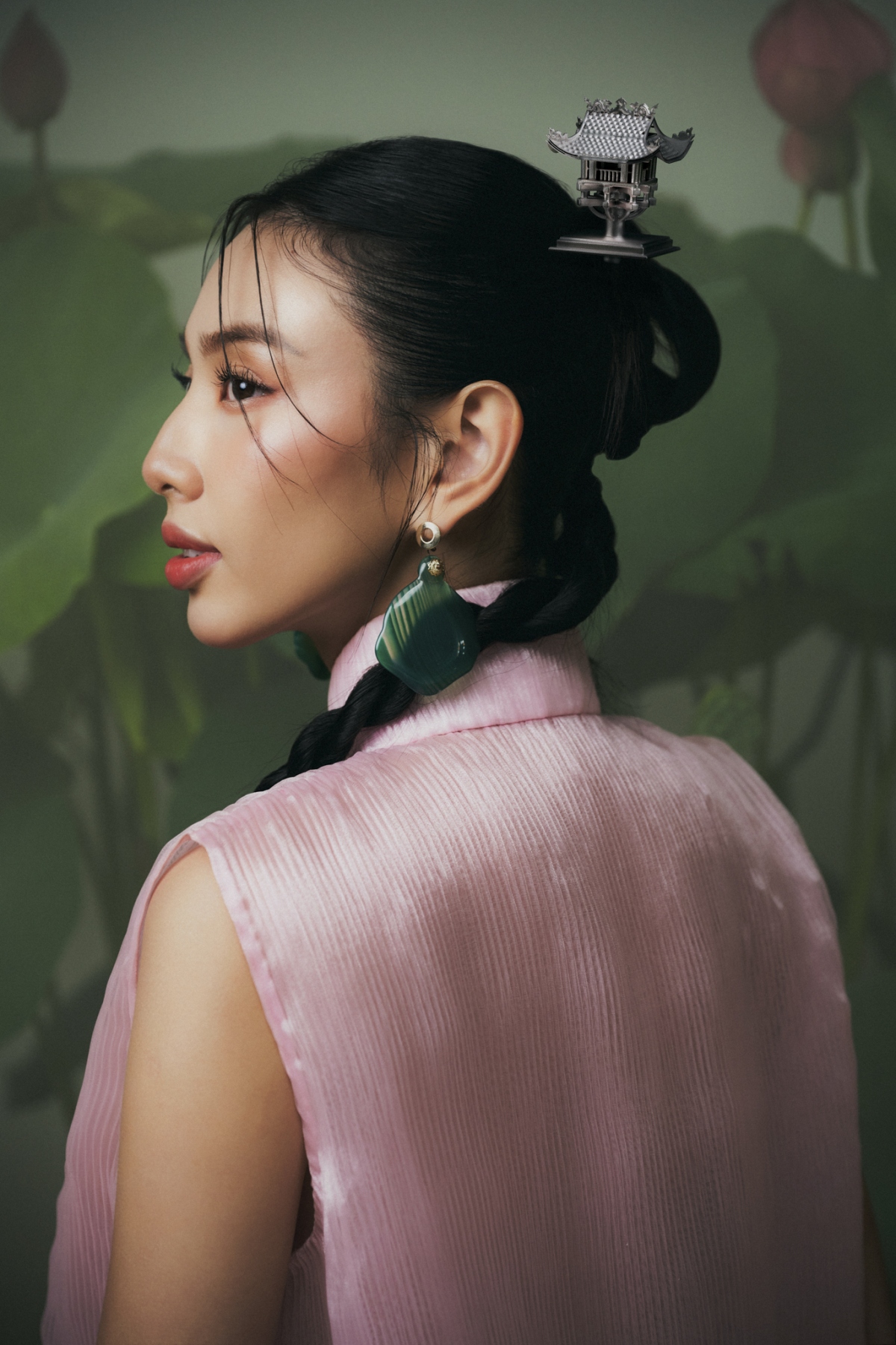 “Chưa một ngày nào khi mở mắt và hít thở, mình không khỏi biết ơn vì sinh ra trong thời bình, nơi mà ông cha, thế hệ đi trước đã cố gắng gìn giữ và phát triển, đó là lý do bản thân Tiên luôn nhắc nhở mình phải cố gắng nhiều hơn nữa. Bộ ảnh mang ý nghĩa ‘Cảm ơn vì sinh ra trong Hòa Bình’, là một người có sức ảnh hưởng nhất định, Tiên luôn mong muốn mang tinh thần, văn hoá Việt Nam được quảng bá không chỉ đến bạn bè thế giới mà còn hun đúc tình yêu quê hương đất nước đến những người xung quanh, cả những người đang yêu mến và theo dõi Tiên nữa”, Thuỳ Tiên chia sẻ với niềm tự hào.