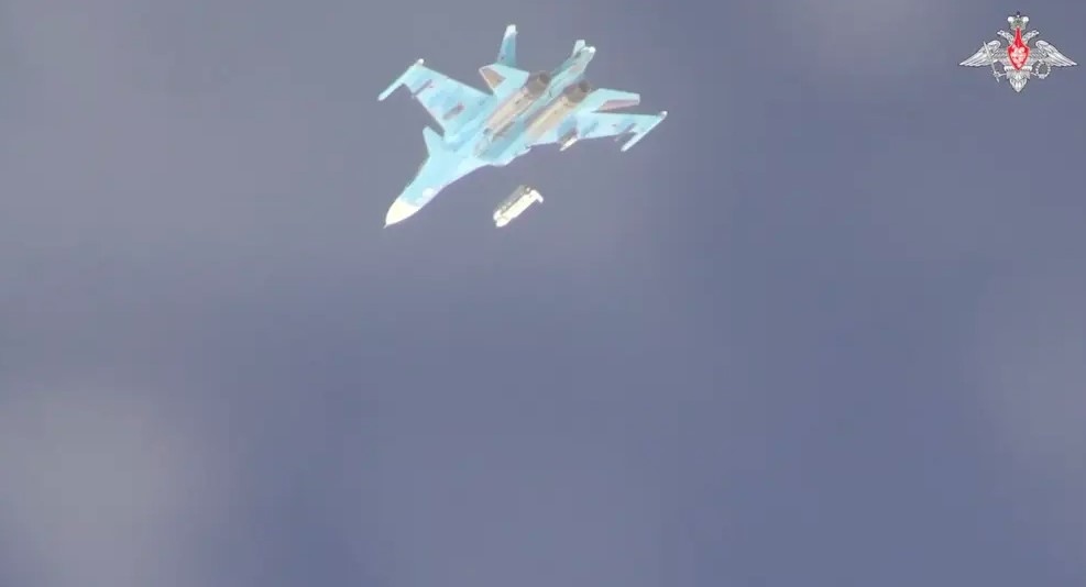 Tiêm kích Su-34 triển khai bom lượn FAB-3000 tấn công các mục tiêu ở Ukraine. Ảnh: Bộ Quốc phòng Nga
