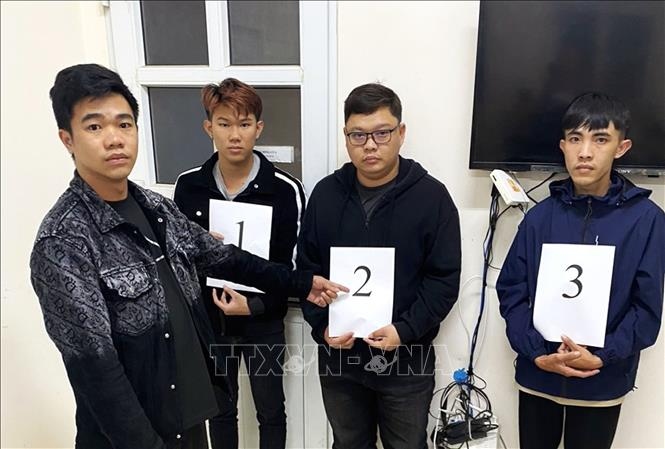 4 đối tượng cầm đầu trong nhóm lừa đảo tại cơ quan Công an. (Ảnh: TTXVN phát)