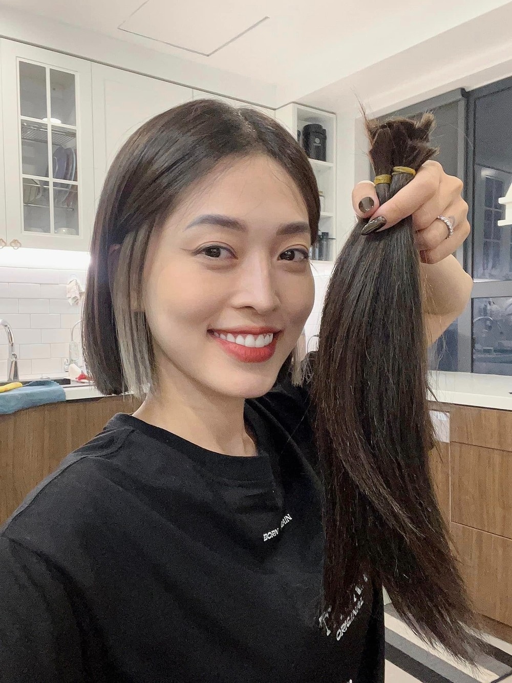 Á hậu Phương Nga cảm thấy hạnh phúc khi được hiến tóc cho bệnh nhân ung thư