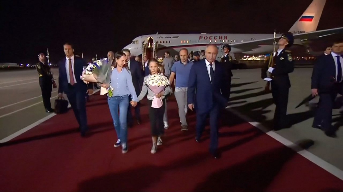 Đích thân Tổng thống Vladimir Putin ra sân bay đón các công dân Nga trở về. Ảnh: Reuters. 