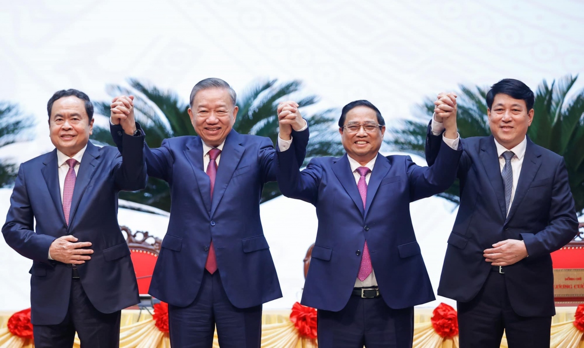 Tổng Bí thư, Chủ tịch nước Tô Lâm, Thủ tướng Phạm Minh Chính, Chủ tịch Quốc hội Trần Thanh Mẫn và Thường trực Ban Bí thư Lương Cường nắm tay nhau sau khi chúc mừng ông Tô Lâm được Trung ương bầu giữ chức Tổng Bí thư