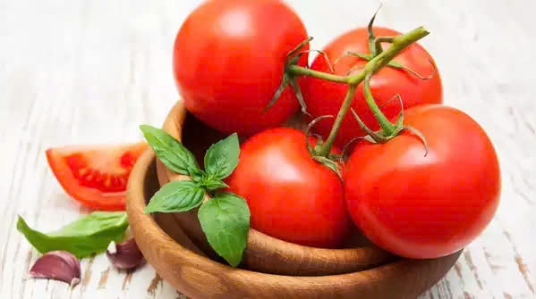 Cà chua: Cà chua là nguồn cung cấp lycopene, một chất chống oxy hóa mạnh có liên quan đến việc giảm nguy cơ mắc một số loại ung thư, đặc biệt là ung thư tuyến tiền liệt. Lycopene trung hòa các gốc tự do gây tổn hại tế bào và dẫn đến ung thư. Nghiên cứu cho thấy rằng bổ sung nhiều thực phẩm giàu lycopene như cà chua có thể làm giảm nguy cơ ung thư tuyến tiền liệt. Vì thế bạn có thể chế biến cà chua như làm nước sốt hoặc súp, làm tăng khả dụng sinh học của lycopene, giúp cơ thể hấp thụ dễ dàng hơn.