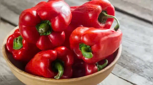 Ớt chuông đỏ: Ớt chuông đỏ rất giàu vitamin A, C và E cũng như carotenoid và chất chống oxy hóa giúp bảo vệ tế bào khỏi stress oxy hóa, yếu tố chính gây ra sự phát triển ung thư. Hàm lượng vitamin C cao trong ớt chuông đỏ giúp tăng cường hệ thống miễn dịch và hỗ trợ ngăn ngừa ung thư bằng cách loại bỏ các gốc tự do có hại. Ngoài ra, các nghiên cứu đã chỉ ra rằng carotenoid trong ớt chuông đỏ, bao gồm capsanthin và zeaxanthin có tác dụng bảo vệ chống lại bệnh ung thư, đặc biệt là ung thư phổi và ung thư vú.