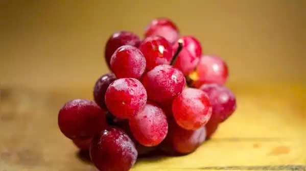 Nho đỏ: Nho đỏ chứa resveratrol, một chất chống oxy hóa mạnh được tìm thấy trong vỏ nho. Resveratrol đã được nghiên cứu rộng rãi về khả năng giảm nguy cơ ung thư bằng cách ức chế sự phát triển của tế bào ung thư và ngăn ngừa sự hình thành khối u. Nghiên cứu chỉ ra rằng resveratrol có thể ngăn chặn sự lây lan của tế bào ung thư và gây ra apoptosis, quá trình chết tế bào được lập trình trong tế bào ung thư. Nho đỏ cũng cung cấp các chất chống oxy hóa khác, chẳng hạn như flavonoid, góp phần vào đặc tính chống ung thư của chúng.