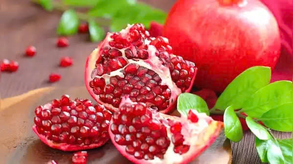 Lựu: Lựu chứa nhiều polyphenol, đặc biệt là punicalagin và anthocyanin, giúp chúng có màu đỏ và được chứng minh là có đặc tính chống ung thư mạnh. Những chất chống oxy hóa này giúp bảo vệ tế bào khỏi tổn thương oxy hóa và giảm viêm, cả hai đều có liên quan đến sự phát triển ung thư. Một nghiên cứu lâm sàng cho thấy chiết xuất từ ​​​​quả lựu làm chậm sự phát triển của tế bào ung thư tuyến tiền liệt và giảm nguy cơ tái phát sau điều trị. Lựu cũng có lợi cho việc giảm nguy cơ ung thư vú và ung thư ruột kết.