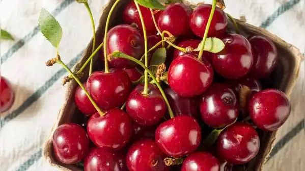 Anh đào: Quả anh đào, đặc biệt là quả anh đào chua, rất giàu anthocyanin và cyanidin, những chất chống oxy hóa đã được chứng minh là làm giảm nguy cơ ung thư. Những hợp chất này giúp bảo vệ tế bào khỏi stress oxy hóa và giảm viêm, cả hai đều là yếu tố chính trong sự phát triển ung thư. Nghiên cứu cho thấy chiết xuất anh đào gây ức chế sự phát triển của tế bào ung thư ruột kết trong ống nghiệm. Quả anh đào cũng chứa melatonin đóng vai trò làm giảm nguy cơ ung thư vú bằng cách điều chỉnh nhịp sinh học và cân bằng nội tiết tố của cơ thể.