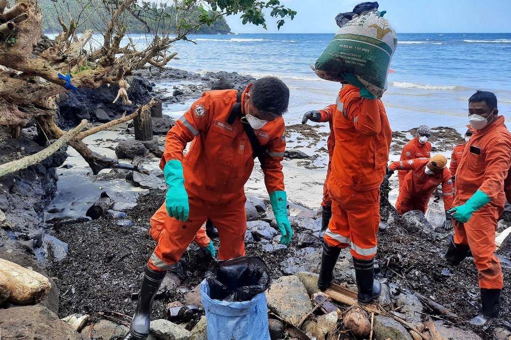Vụ tràn dầu tồi tệ nhất trong lịch sử Philippines xảy ra vào tháng 2 năm 2023 tại tỉnh Oriental Mindoro. Ảnh: AFP