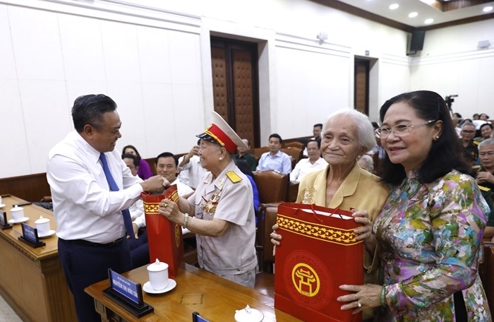 Chủ tịch UBND thành phố Hà Nội Trần Sỹ Thanh và Chủ tịch HĐND Thành phố Hồ Chí Minh Nguyễn Thị Lệ tặng quà các Bà Mẹ Việt Nam Anh hùng
