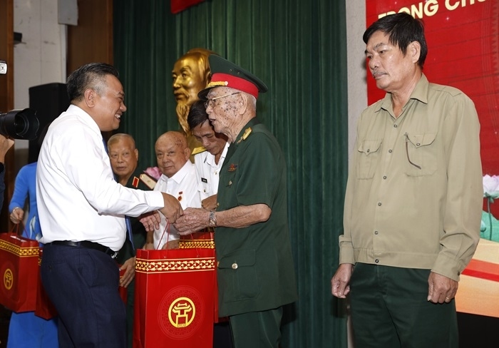 Chủ tịch UBND thành phố Hà Nội Trần Sỹ Thanh tặng quà các gia đình chính sách, người có công tiêu biểu