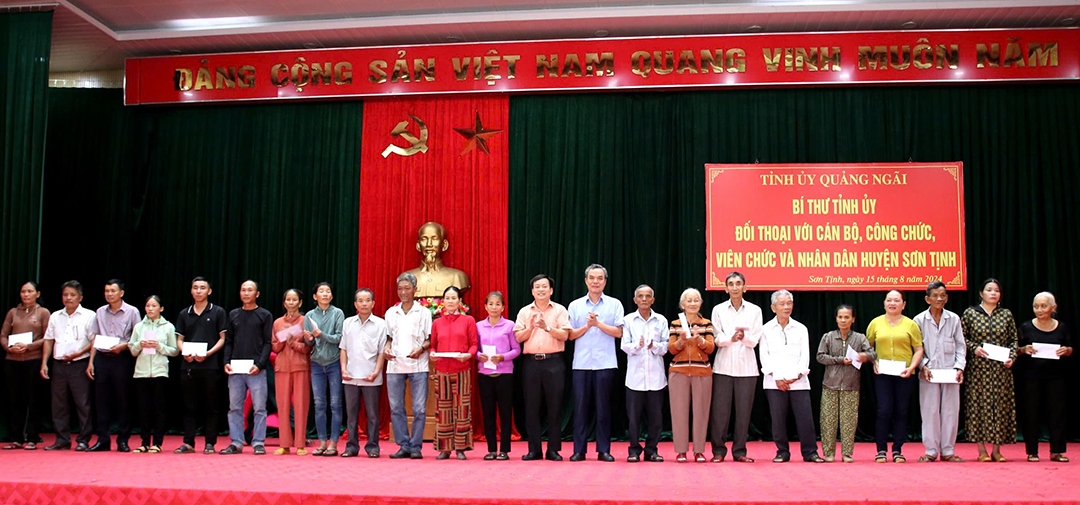 Trao tặng 100 suất quà cho 100 hộ gia đình chính sách, hộ nghèo trên địa bàn huyện Sơn Tịnh