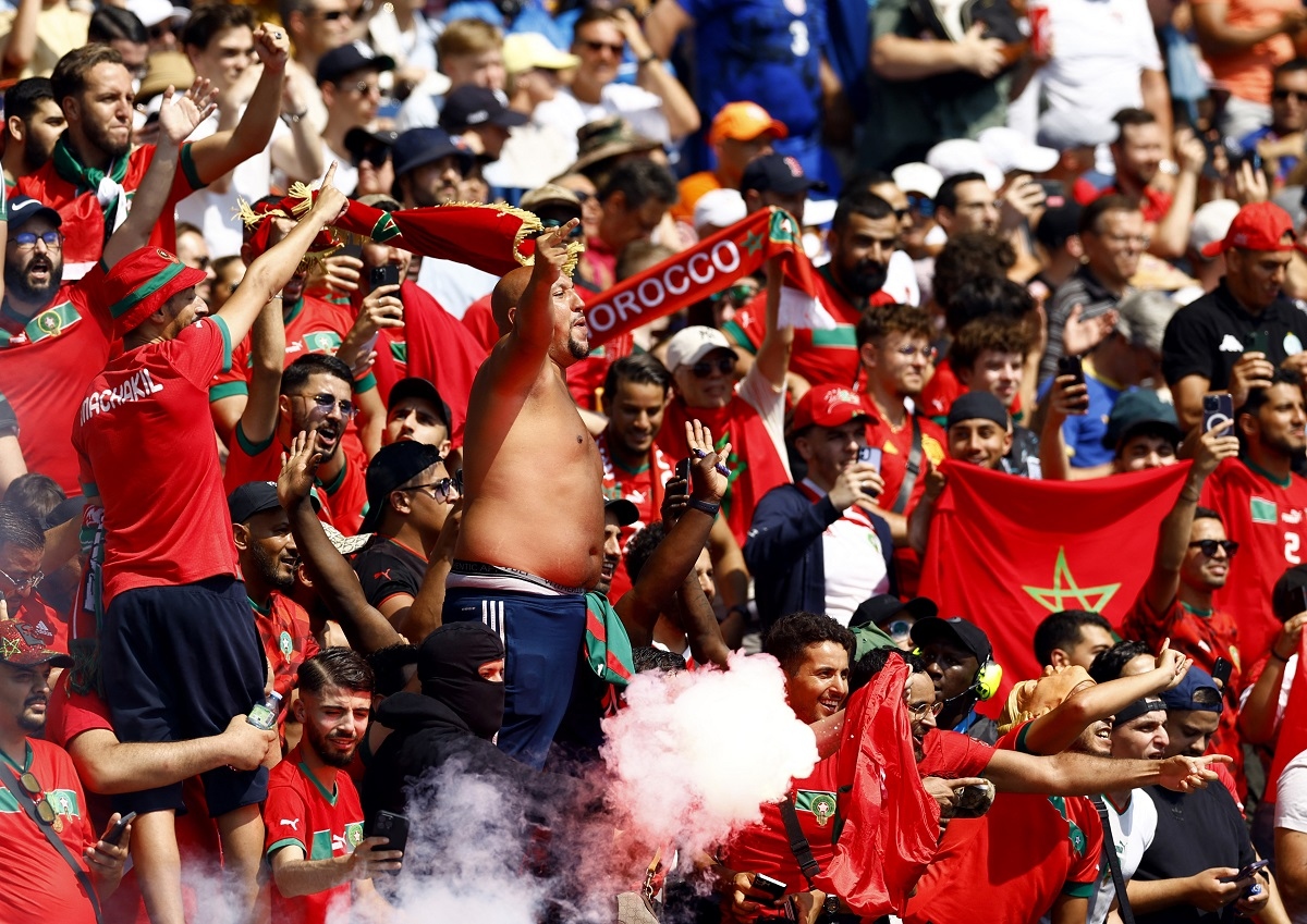 Các CĐV Morocco ăn mừng cuồng nhiệt trên khán đài sân  Công viên các Hoàng tử. (Ảnh: Reuters). 