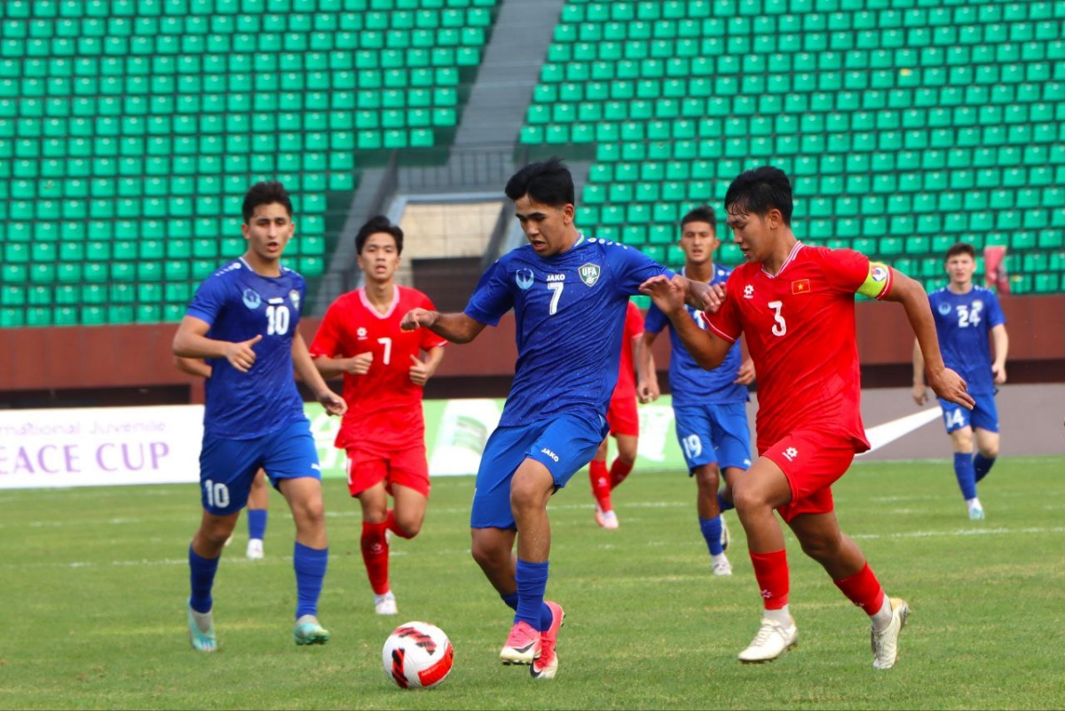 U16 Uzbekistan đang chơi rất quyết tâm để tìm kiếm bàn thắng, nhưng vẫn chưa thể xuyên thủng mảnh lưới của U16 Việt Nam (Ảnh: UFA).