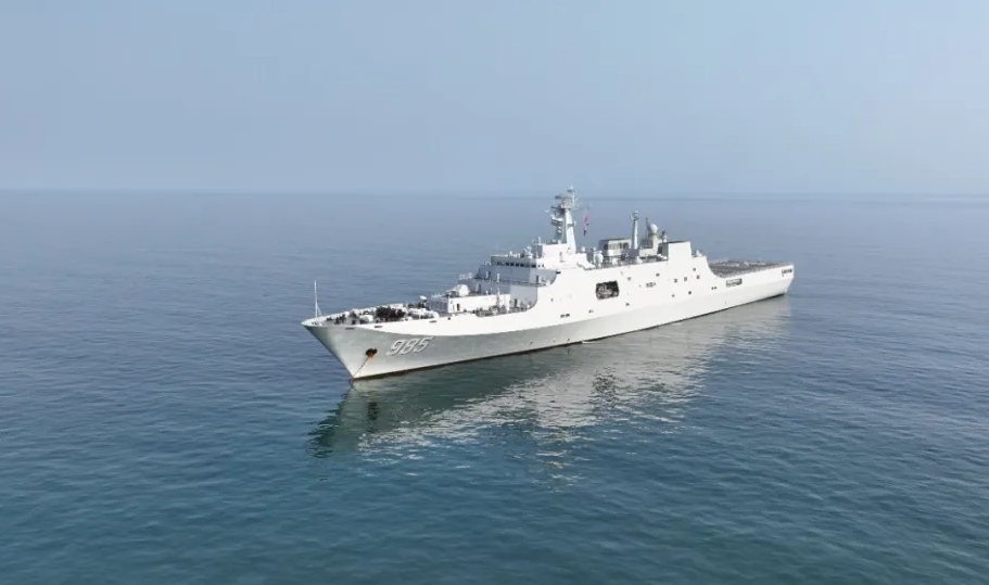 Tàu đổ bộ tổng hợp Type 071 Qilianshan của hải quân Trung Quốc đến vùng biển ngoài khơi Mozambique ngày 2/8. Ảnh: PLA