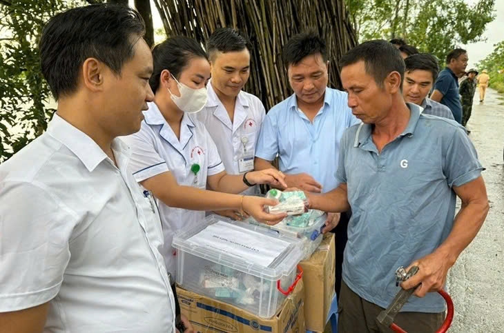Trung tâm Y tế huyện Chương Mỹ tổ chức điểm cấp phát thuốc lưu động cho người dân tại xã Nam Phương Tiến