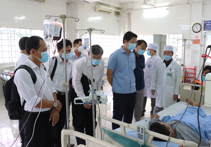 Lãnh đạo tỉnh Đồng Tháp thăm các bệnh nhân vụ nghi ngô độc thực phẩm (ảnh minh họa)