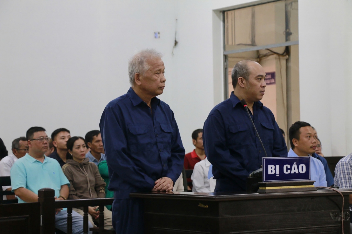 Từ bên trái qua bị cáo Nguyễn Hữu Trường và bị cáo Nguyễn Văn Phiêu tại phiên tòa