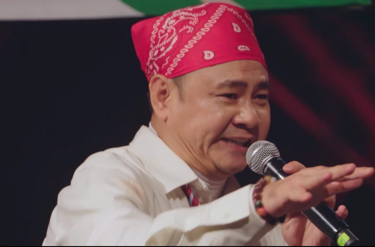 Anh tài Tự Long có màn đối đáp ấn tượng, hài hước bằng rap, lấy cảm hứng từ câu nói gây sốt “đỉnh nóc, kịch trần, cờ bay phấp phới”.