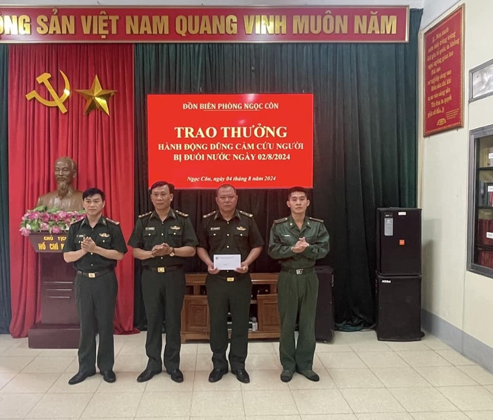 Tuyên dương Tổ công tác vì thành tích cứu người trong cơn lũ dữ(Ảnh Biên phòng Cao Bằng)