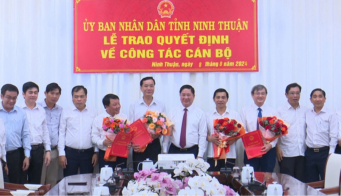 UBND tỉnh Ninh Thuận trao các quyết định về công tác cán bộ. Ảnh: THNT