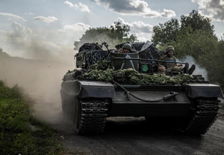 Binh sỹ Ukraine trên xe thiết giáp ở vùng Sumy. Ảnh: Reuters