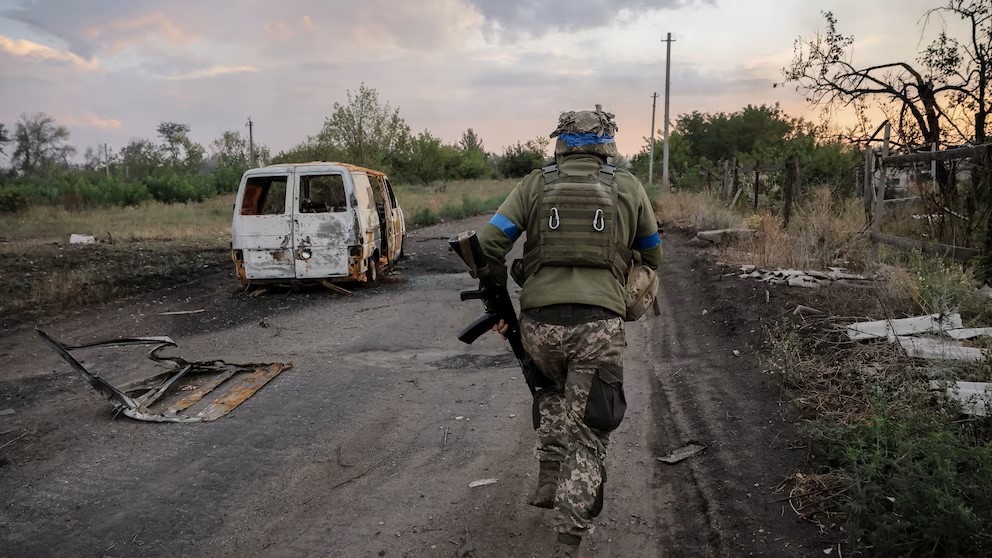 Binh sỹ Ukraine tấn công vào lãnh thổ Nga (Ảnh: Reuters)