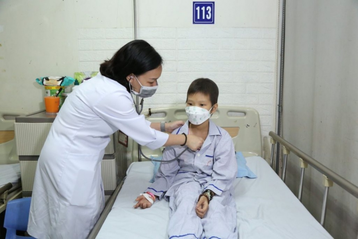 TS.BS. Hoàng Thị Hồng khám cho bệnh nhân nhi ung thư máu