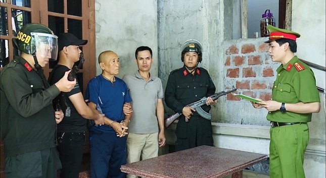 Cơ quan chức năng đọc lệnh khởi tố và bắt giam đối với Nguyễn Văn Nhơn.