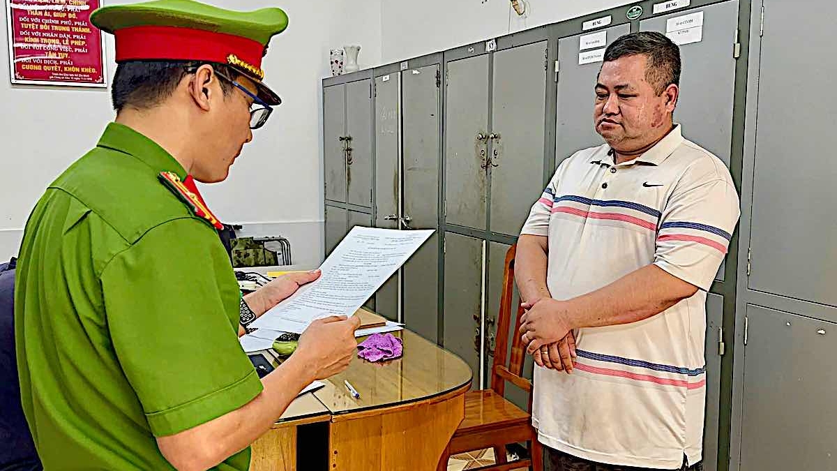 Công an đọc lệnh bắt tạm giam Bùi Quốc Đức. Ảnh: Công an