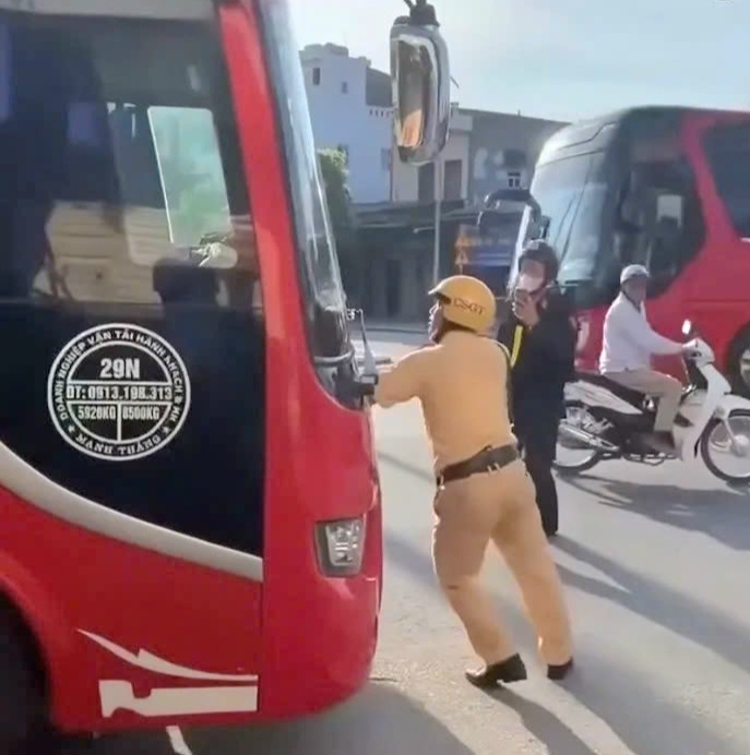 Lái xe cố tình điều khiển phương tiện, khiến CSGT phải lùi lại (Ảnh cắt từ clip)