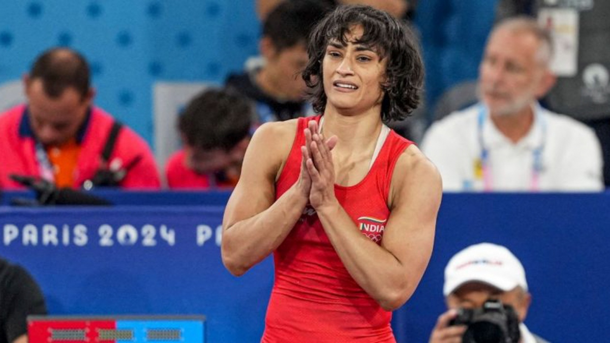 Nữ đô vật Vinesh Phogat không đủ điều kiện tham dự trận chung kết đấu vật nữ hạng cân 50 kg (Ảnh: PTI)