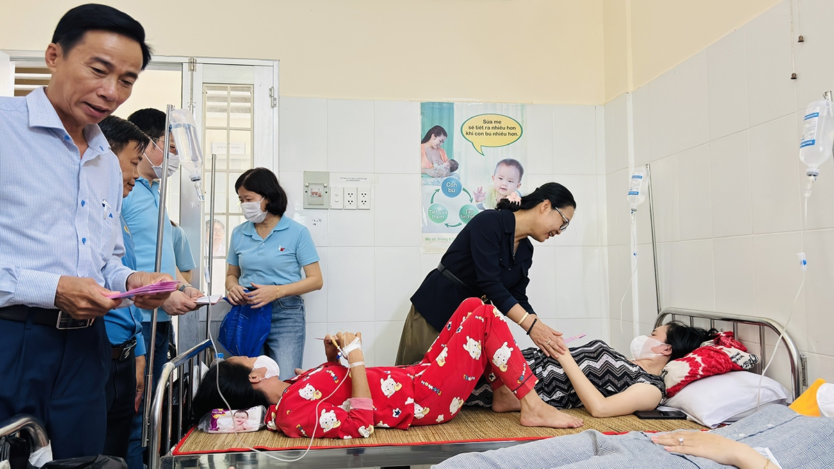Các ngành chức năng đến thăm các công nhân đang nằm tại các bệnh viên