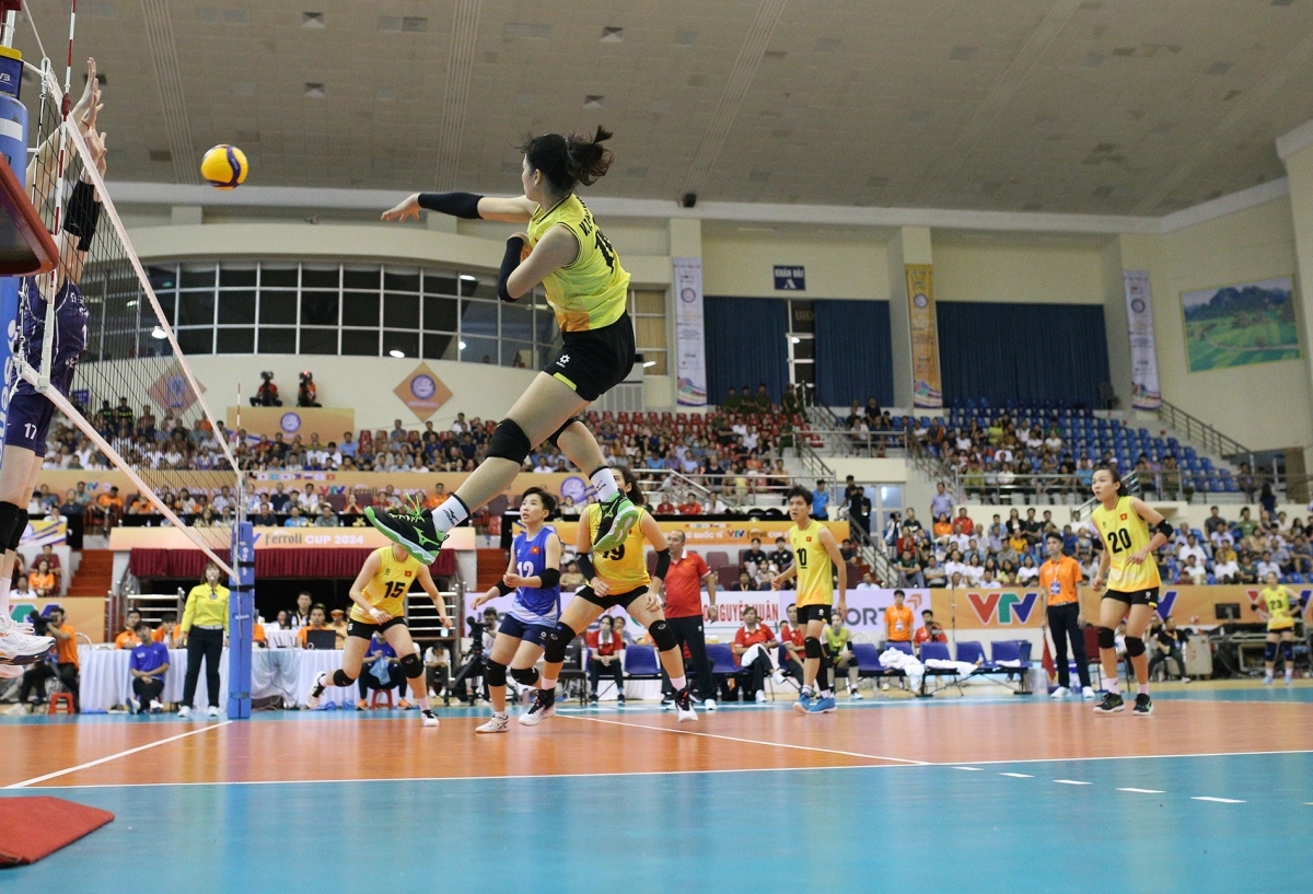Local players trounce their Korean rivals with score of 25-23 in the fourth set.