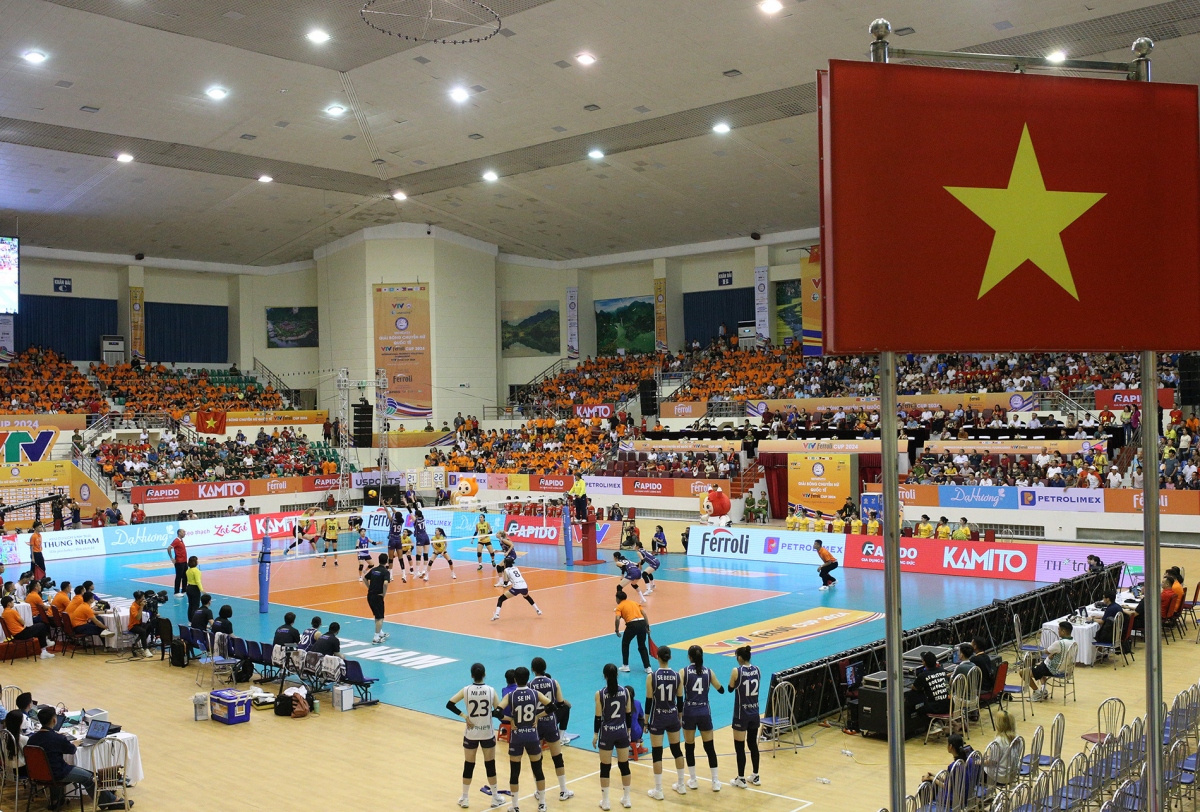 Spiker Bich Tuyen puts in an incredible performance throughout the game, playing a key role in Vietnam's success.