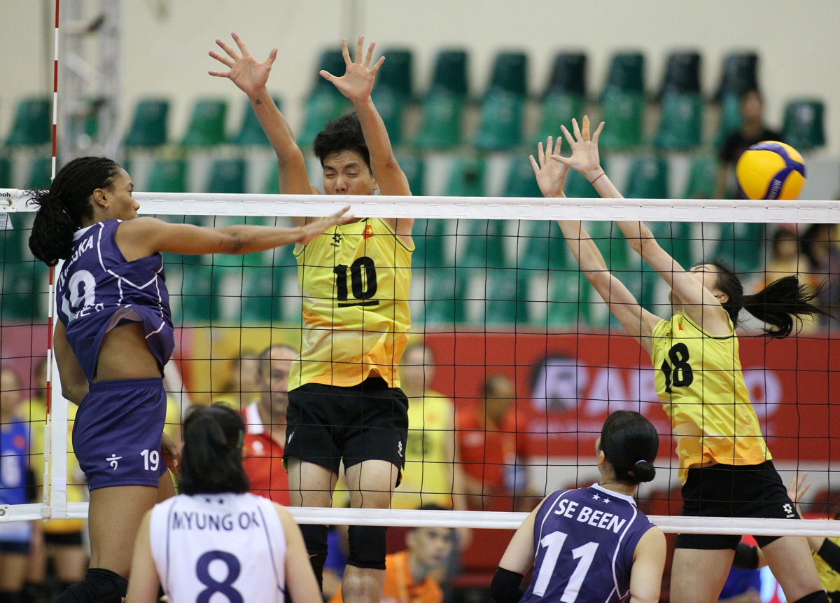 The first set ends 25-18 in favour of the Korean players.